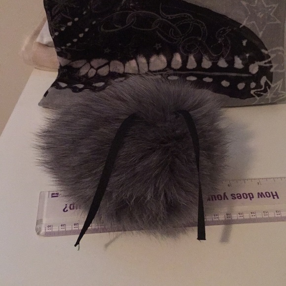Grey fox Pom Pom excellent quality - Picture 3 of 3